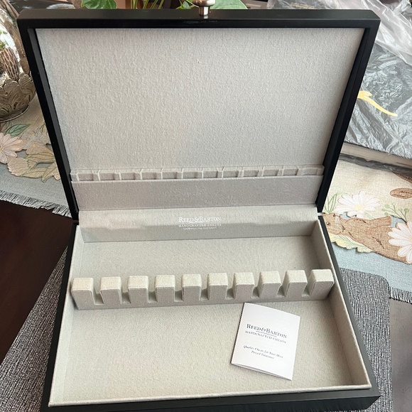 Reed & Barton silverware chest - Picture 1 of 5